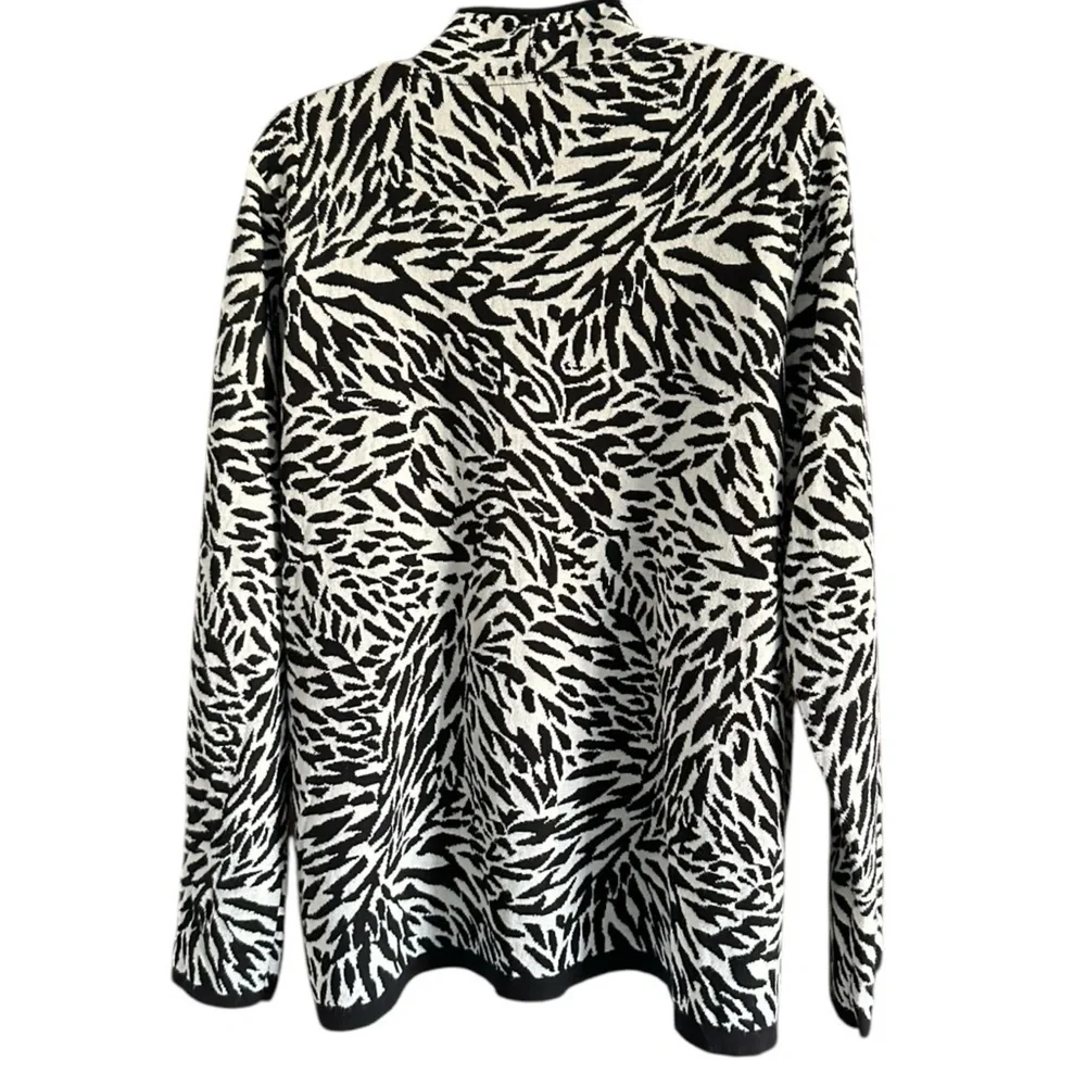 Dana Buchman | Black and White Animal Print V-Neck Zebra Pullover Top Sz XL. EUC - Picture 4 of 9